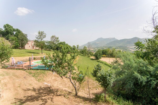 Foto van Zonnig vakantiehuis in Marche met een zwembad - Vakantiehuis in Serra Sant'abbondio - ViewSummer