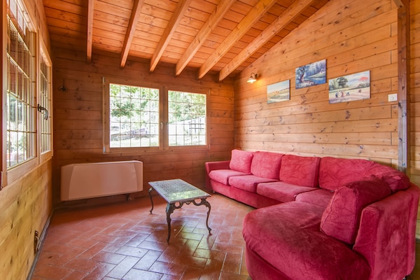 Foto van Zonnig vakantiehuis in Marche met een zwembad - Vakantiehuis in Serra Sant'abbondio - LivingRoom