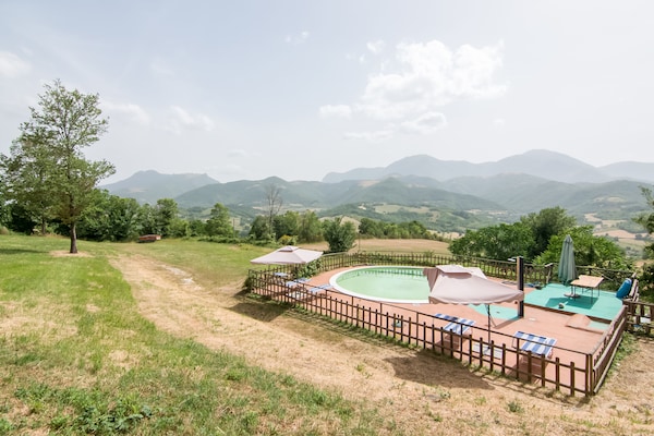 Foto van Zonnig vakantiehuis in Marche met een zwembad - Vakantiehuis in Serra Sant'abbondio - ViewSummer