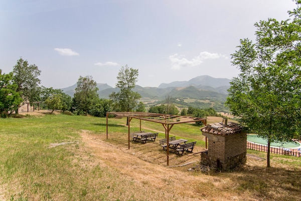 Foto van Zonnig vakantiehuis in Marche met een zwembad - Vakantiehuis in Serra Sant'abbondio - AreaSummer1KM