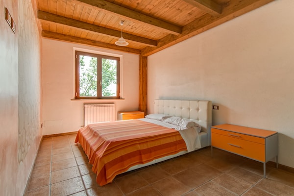 Foto van Zonnig vakantiehuis in Marche met een zwembad - Vakantiehuis in Serra Sant'abbondio - BedRoom