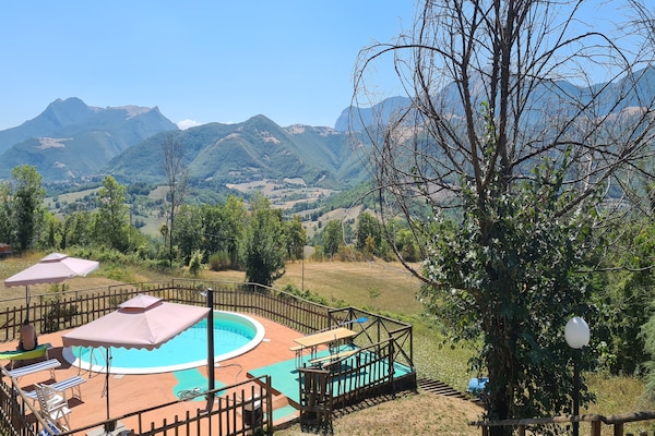 Foto van Zonnig vakantiehuis in Marche met een zwembad - Vakantiehuis in Serra Sant'abbondio - PoolOfHouse