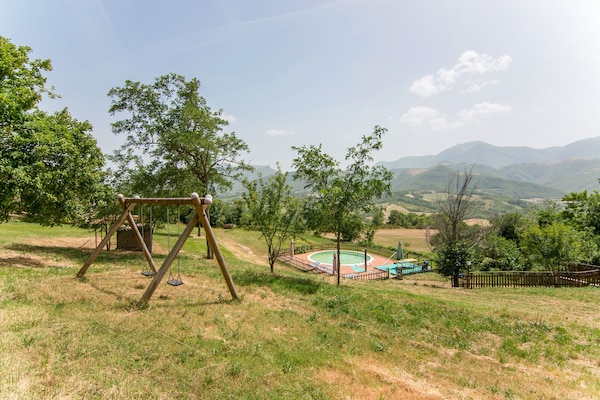 Foto van Zonnig vakantiehuis in Marche met een zwembad - Vakantiehuis in Serra Sant'abbondio - GardenSummer