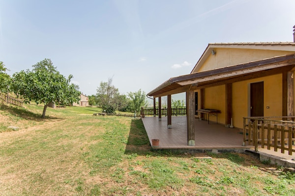 Foto van Zonnig vakantiehuis in Marche met een zwembad - Vakantiehuis in Serra Sant'abbondio - ExteriorSummer