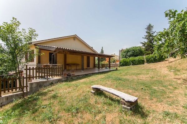 Foto van Zonnig vakantiehuis in Marche met een zwembad - Vakantiehuis in Serra Sant'abbondio - ExteriorSummer