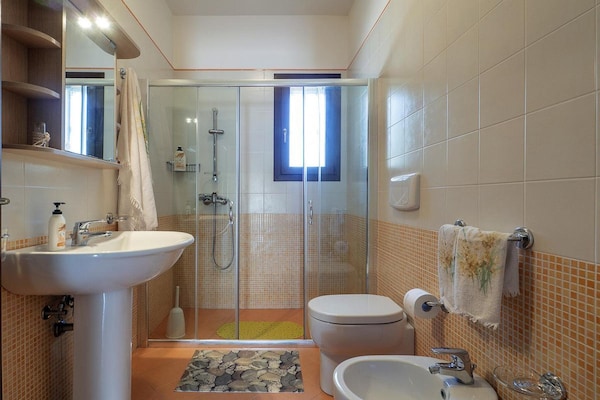 Foto van Ruime Italiaanse villa met 6 slaapkamers - Vakantiehuis in Marina di Mancaversa - BathRoom