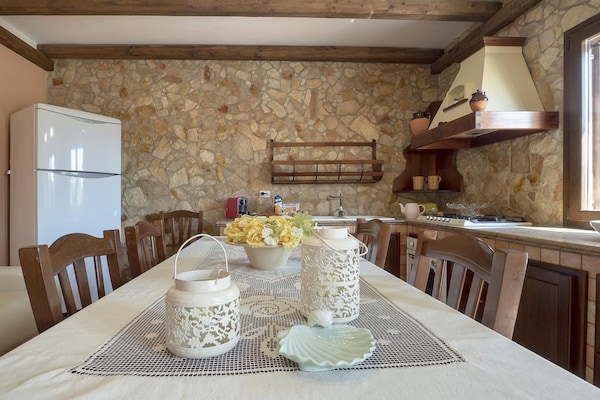 Foto van Ruime Italiaanse villa met 6 slaapkamers - Vakantiehuis in Marina di Mancaversa - DiningRoom
