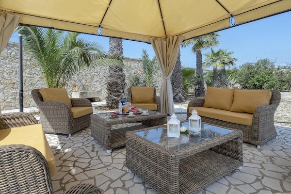 Foto van Ruime Italiaanse villa met 6 slaapkamers - Vakantiehuis in Marina di Mancaversa - TerraceBalcony