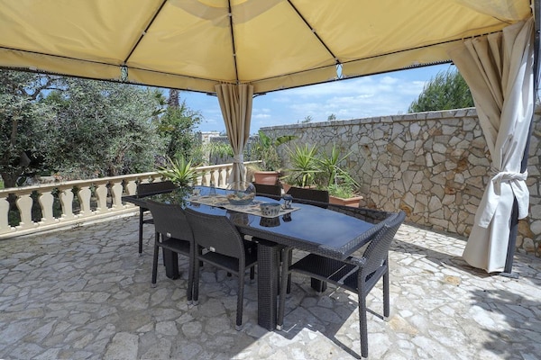 Foto van Ruime Italiaanse villa met 6 slaapkamers - Vakantiehuis in Marina di Mancaversa - TerraceBalcony
