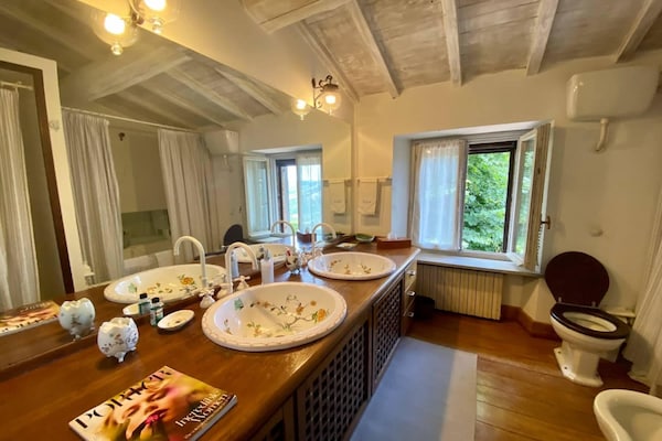 Foto van Vinarte, een prachtige villa en wijndomein - Vakantiehuis in Vaiano - BathRoom