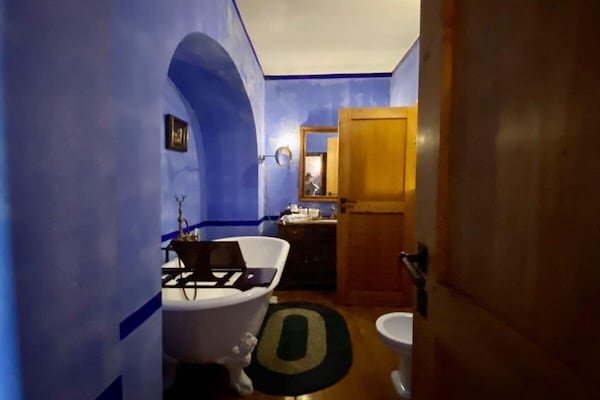Foto van Vinarte, een prachtige villa en wijndomein - Vakantiehuis in Vaiano - BathRoom
