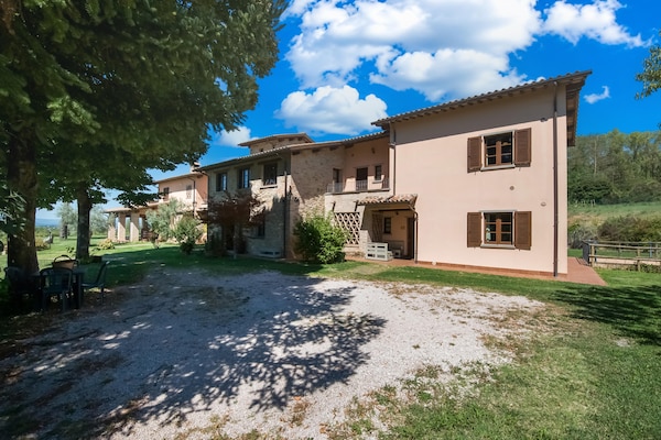Foto van Prachtige boerderij met zwembad - Vakantiehuis in Città di Castello - ExteriorSummer