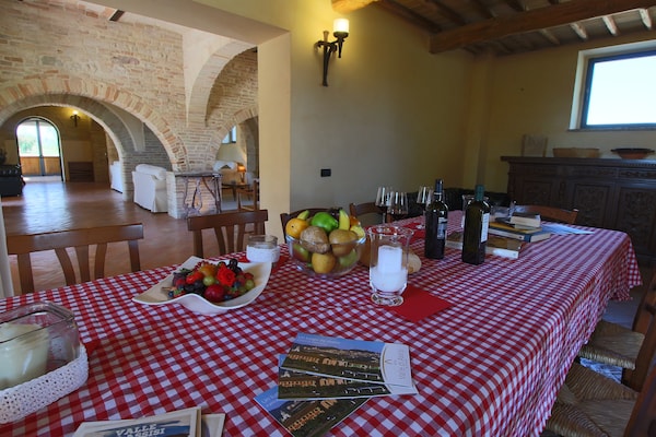 Foto van Umbrisch herenhuis omgeven door wijngaarden - Vakantiehuis in Santa Maria Degli Angeli - DiningRoom