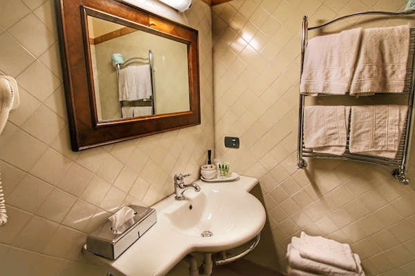 Foto van Umbrisch herenhuis omgeven door wijngaarden - Vakantiehuis in Santa Maria Degli Angeli - BathRoom