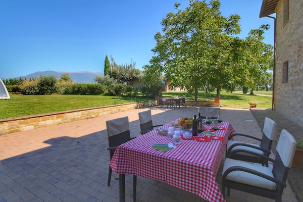 Foto van Umbrisch herenhuis omgeven door wijngaarden - Vakantiehuis in Santa Maria Degli Angeli - ViewSummer