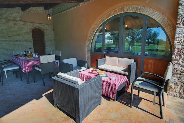 Foto van Umbrisch herenhuis omgeven door wijngaarden - Vakantiehuis in Santa Maria Degli Angeli - TerraceBalcony