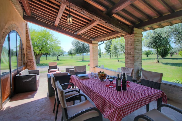 Foto van Umbrisch herenhuis omgeven door wijngaarden - Vakantiehuis in Santa Maria Degli Angeli - TerraceBalcony