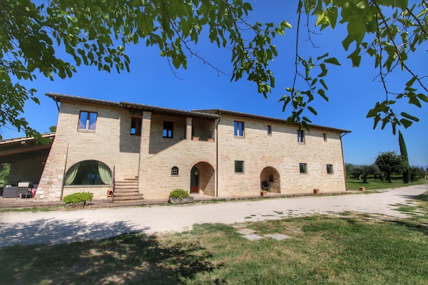 Foto van Umbrisch herenhuis omgeven door wijngaarden - Vakantiehuis in Santa Maria Degli Angeli - ExteriorSummer