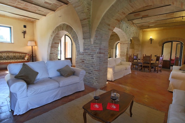 Foto van Umbrisch herenhuis omgeven door wijngaarden - Vakantiehuis in Santa Maria Degli Angeli - LivingRoom
