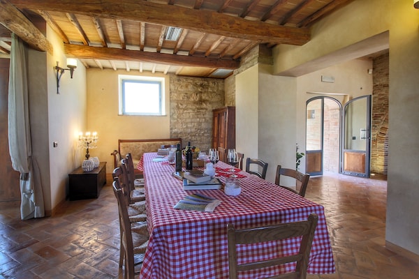 Foto van Umbrisch herenhuis omgeven door wijngaarden - Vakantiehuis in Santa Maria Degli Angeli - DiningRoom
