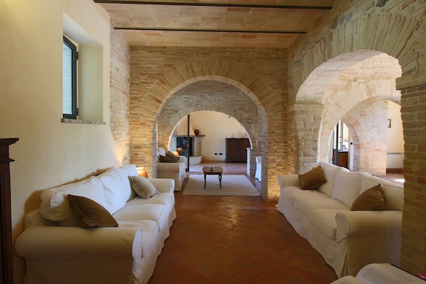 Foto van Umbrisch herenhuis omgeven door wijngaarden - Vakantiehuis in Santa Maria Degli Angeli - LivingRoom