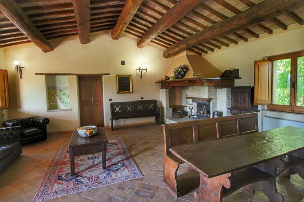 Foto van Umbrisch herenhuis omgeven door wijngaarden - Vakantiehuis in Santa Maria Degli Angeli - LivingRoom