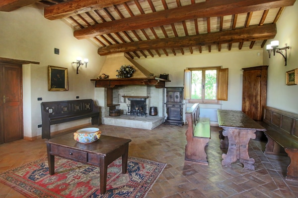 Foto van Umbrisch herenhuis omgeven door wijngaarden - Vakantiehuis in Santa Maria Degli Angeli - LivingRoom