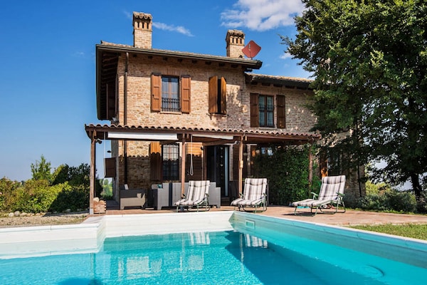 Foto van Zonnig vakantiehuis met zwembad - Vakantiehuis in Salsomaggiore Terme - ExteriorSummer
