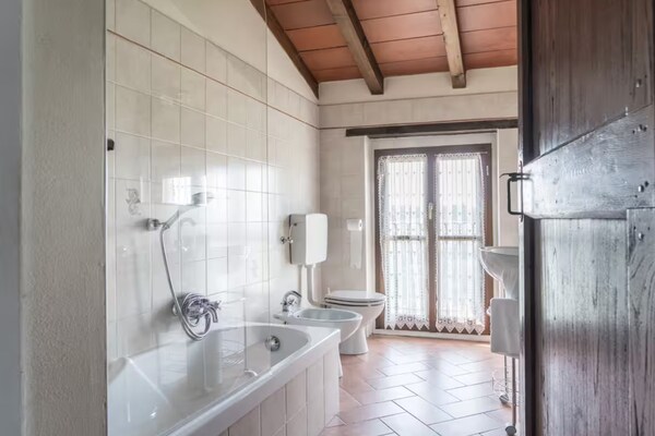 Foto van Zonnig vakantiehuis met zwembad - Vakantiehuis in Salsomaggiore Terme - BathRoom