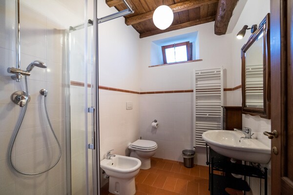 Foto van Vakantiehuis in Dicomano met privé zwembad - Vakantiehuis in Dicomano - BathRoom