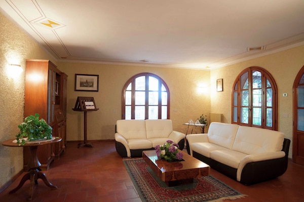 Foto van Villa in Casentino met zwembad en kasteelzicht - Vakantiehuis in Stia - LivingRoom