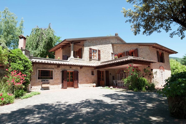 Foto van Villa in Casentino met zwembad en kasteelzicht - Vakantiehuis in Stia - ExteriorSummer