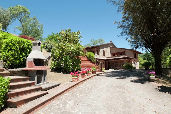 Foto van Villa in Casentino met zwembad en kasteelzicht - Vakantiehuis in Stia - ExteriorSummer