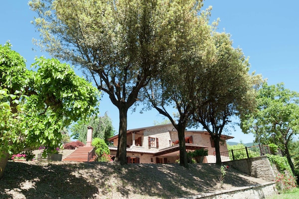 Foto van Villa in Casentino met zwembad en kasteelzicht - Vakantiehuis in Stia - ExteriorSummer