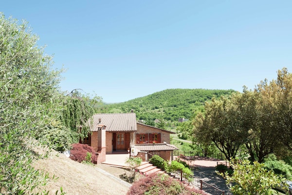 Foto van Villa in Casentino met zwembad en kasteelzicht - Vakantiehuis in Stia - ExteriorSummer