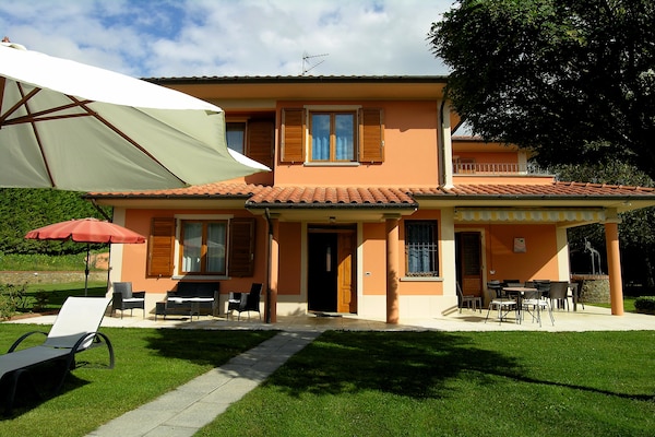 Foto van Villa in Toscane met zwembad - Vakantiehuis in Loro Ciuffenna - ExteriorSummer