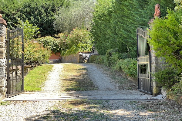 Foto van Villa in Toscane met zwembad - Vakantiehuis in Loro Ciuffenna - HallReception