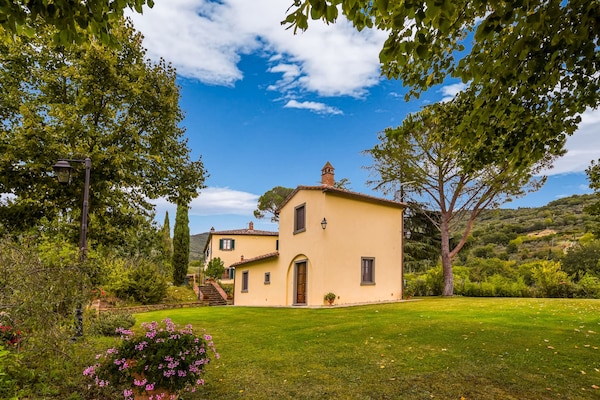Foto van Villa in Toscane met Zwembad & Olijfbomen - Vakantiehuis in Cortona - ExteriorSummer
