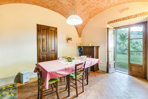 Foto van Villa in Toscane met Zwembad & Olijfbomen - Vakantiehuis in Cortona - DiningRoom