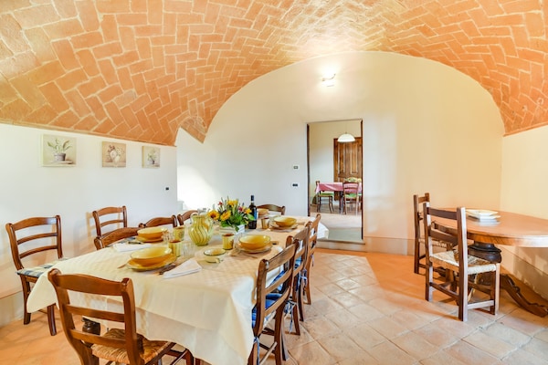 Foto van Villa in Toscane met Zwembad & Olijfbomen - Vakantiehuis in Cortona - DiningRoom