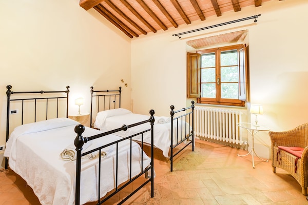 Foto van Villa in Toscane met Zwembad & Olijfbomen - Vakantiehuis in Cortona - BedRoom