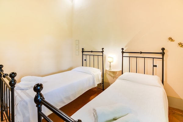 Foto van Villa in Toscane met Zwembad & Olijfbomen - Vakantiehuis in Cortona - BedRoom
