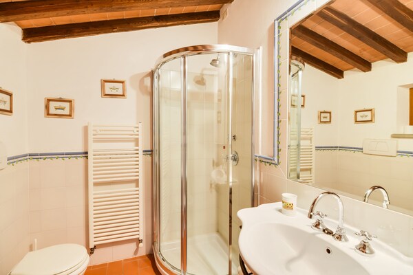 Foto van Villa in Toscane met Zwembad & Olijfbomen - Vakantiehuis in Cortona - BathRoom
