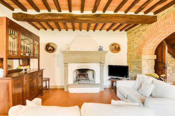 Foto van Villa in Toscane met Zwembad & Olijfbomen - Vakantiehuis in Cortona - LivingRoom