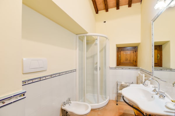 Foto van Villa in Toscane met Zwembad & Olijfbomen - Vakantiehuis in Cortona - BathRoom
