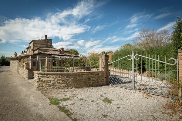 Foto van Villa in Cortona met privézwembad - Vakantiehuis in Cortona - ExteriorSummer