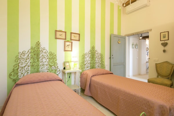 Foto van Villa in Cortona met privézwembad en uitzicht - Vakantiehuis in Cortona - BedRoom
