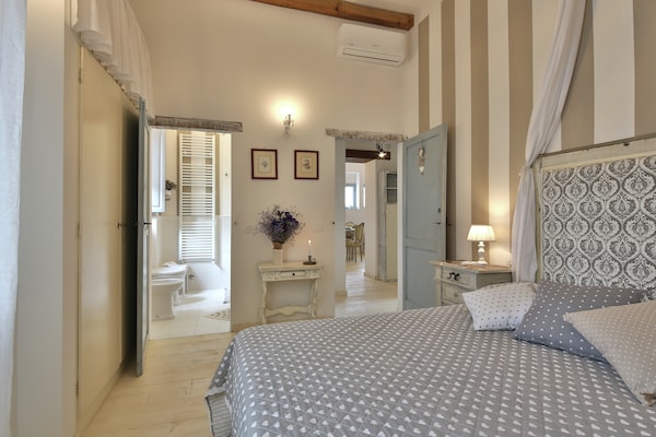 Foto van Villa in Cortona met privézwembad en uitzicht - Vakantiehuis in Cortona - BedRoom