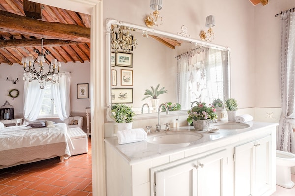 Foto van Boerderij in Toscaanse stijl in Capannori - Vakantiehuis in Capannori - BedRoom