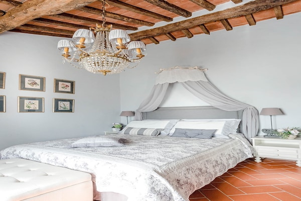 Foto van Boerderij in Toscaanse stijl in Capannori - Vakantiehuis in Capannori - BedRoom
